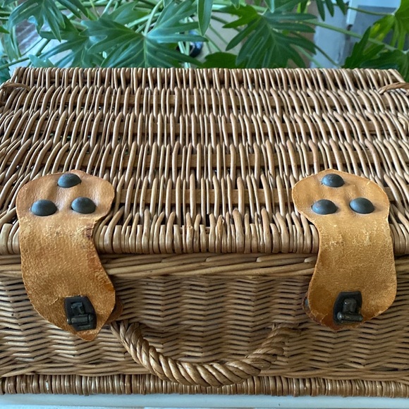 Vintage French Country Wicker Splint Wood Picnic Basket w/ Handle Leather Straps - Picture 5 of 13
